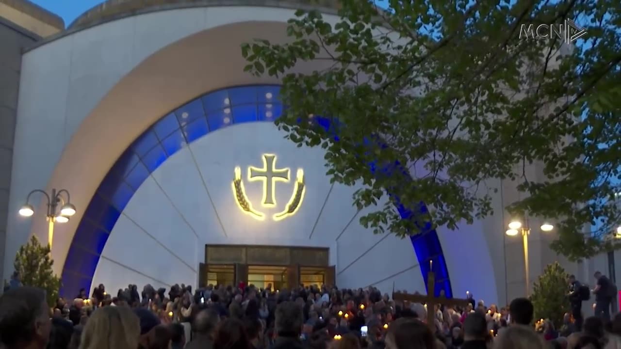Mijëra besimtarë në procesionin e Epitafit / Ortodoksët kremtojnë të Premten e Madhe në vigjilje të Pashkës (VIDEO)
