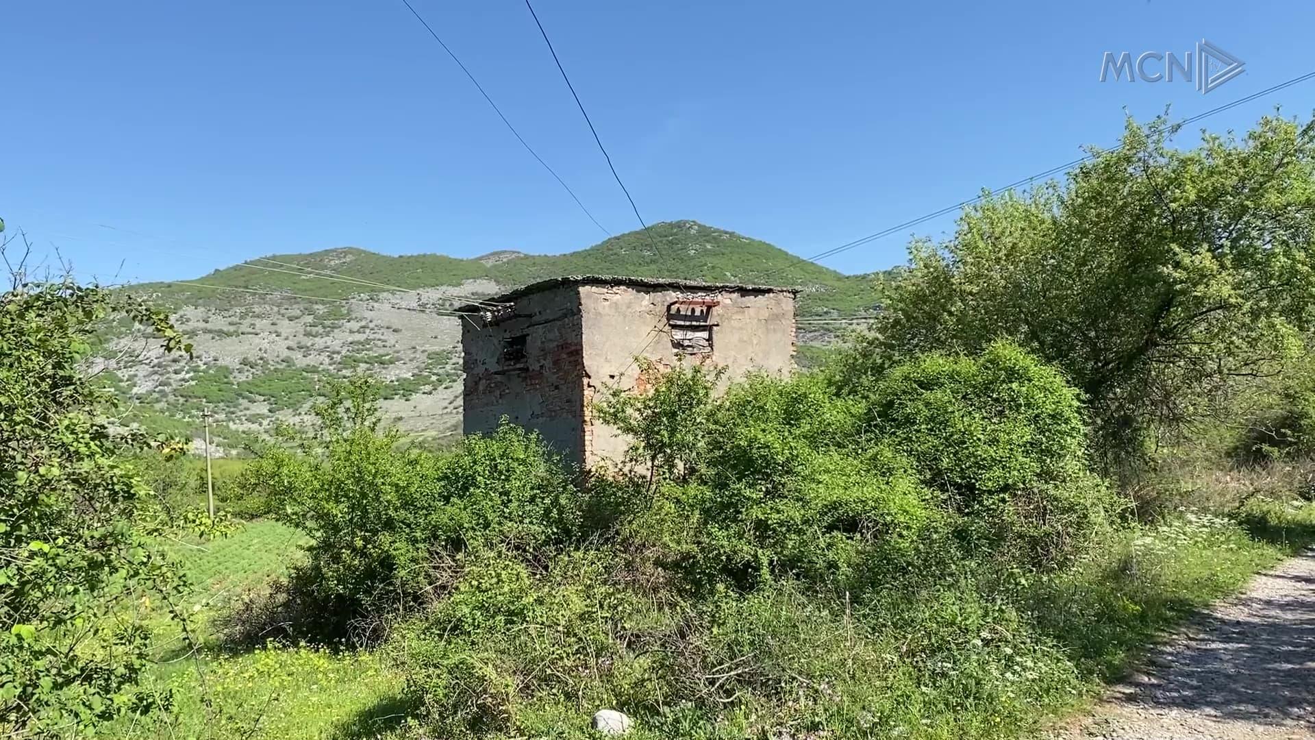 Kabinë elektrike jashtë çdo standardi / Malësi e Madhe, banorët përballen çdo ditë me rrezik dhe ndërperje të energjisë (VIDEO)