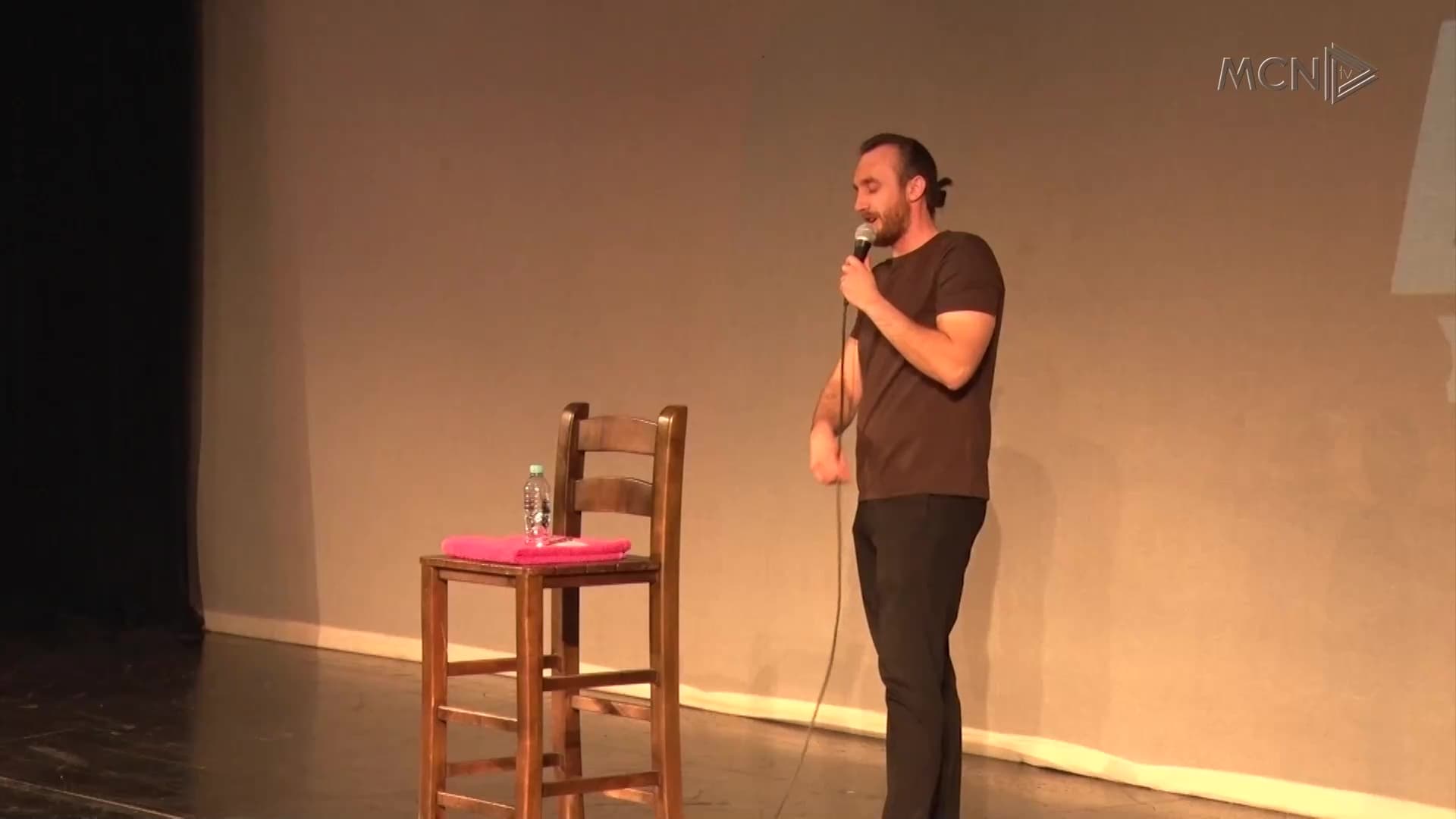 “Stand-up Tirana” / Për herë të parë në Shqipëri, komedianë dhe nga diaspora (VIDEO)