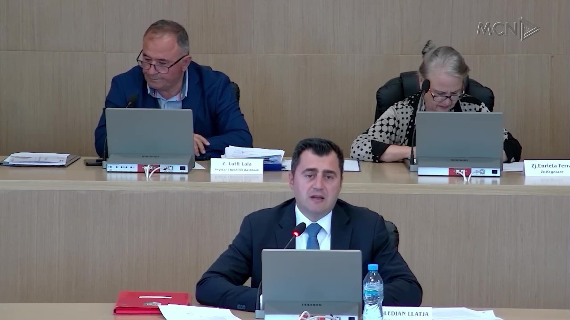 Miratohet mes debatesh “Eko rural” / Elbasan, Llatja: Do ndihmojmë fermerët! Opozita: Nuk ka transparencë (VIDEO)