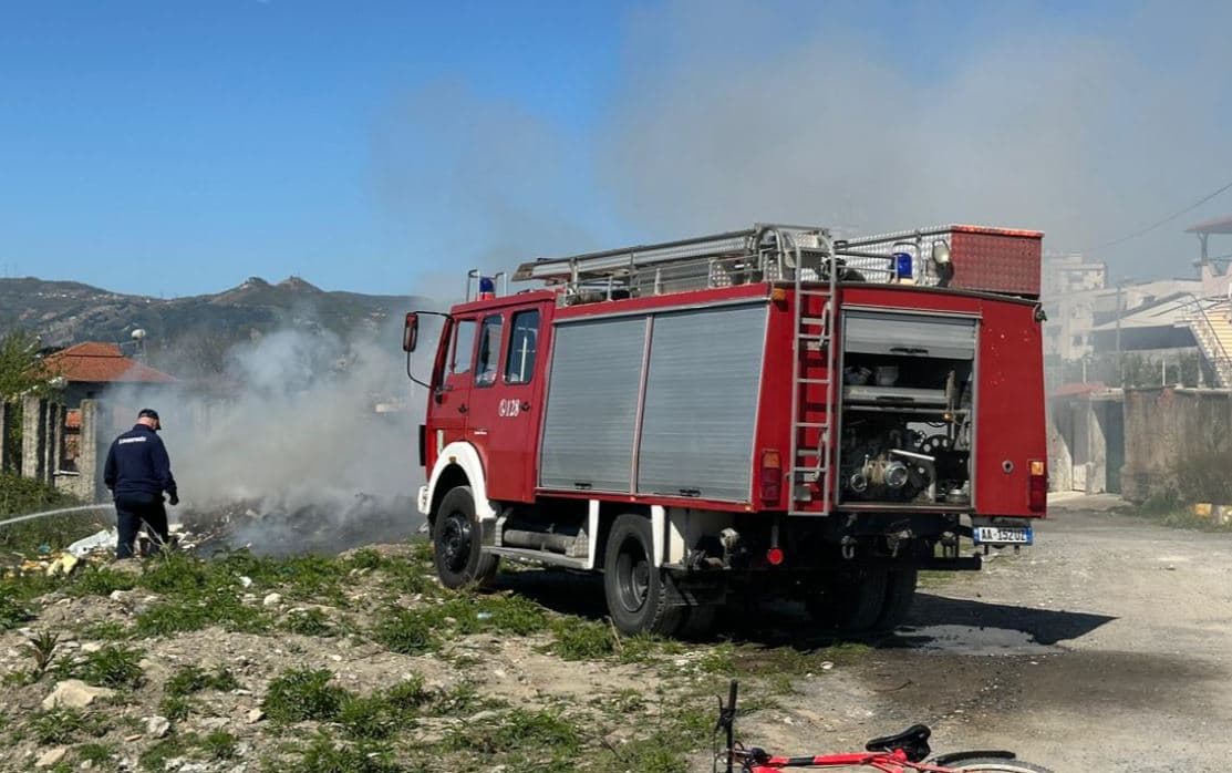 Zjarr me goma të përdorura në Elbasan, banorët shqetësohen nga ndotja