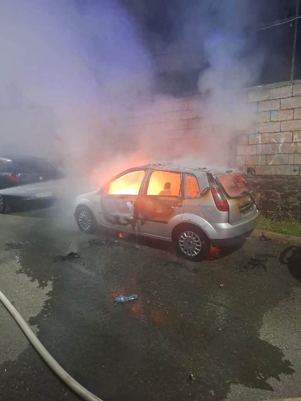 Digjet makina e gazetarit/ Policia dyshon për zjarrvënie të qëllimshme