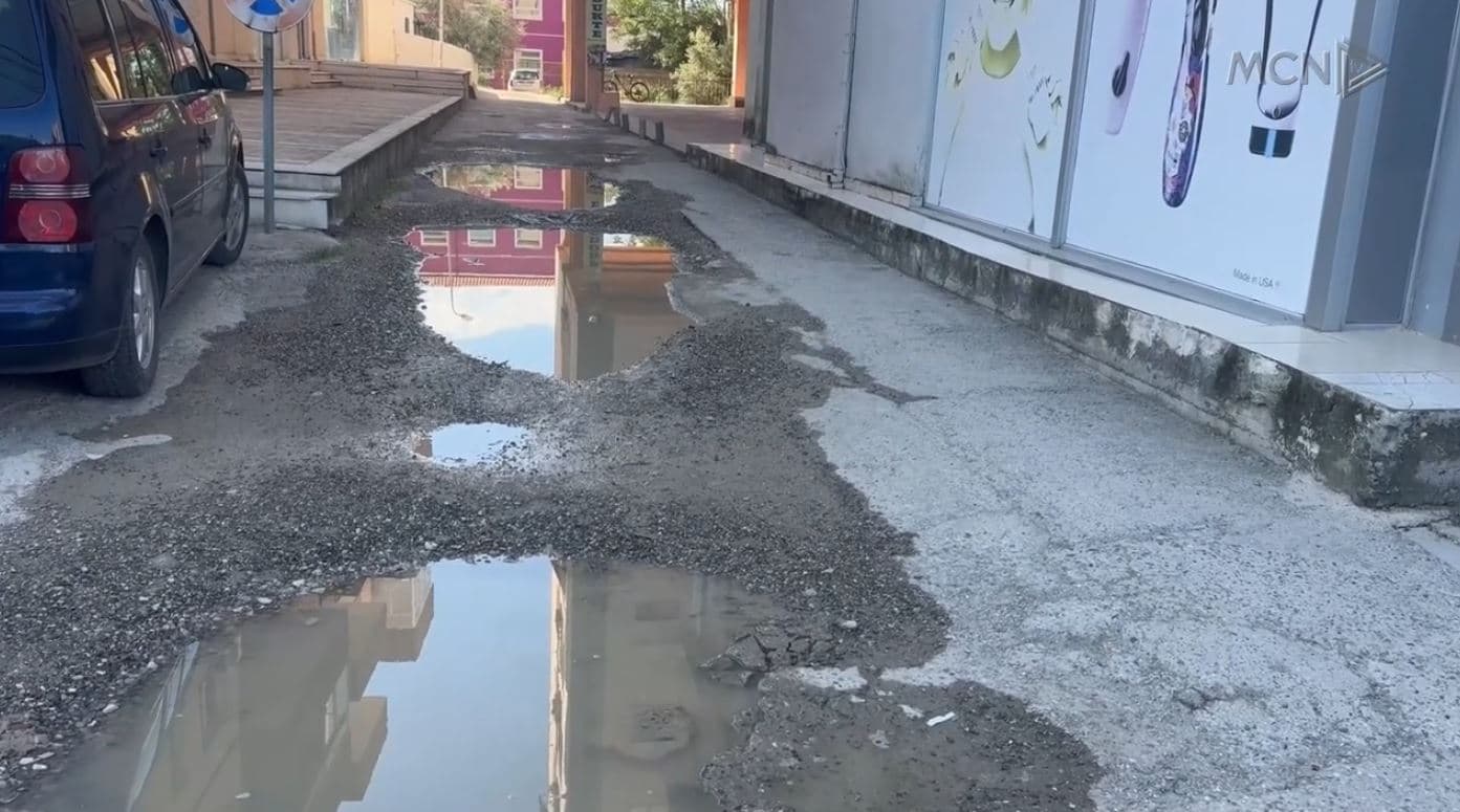 Mes baltës dhe pluhurit / Lushnjë, banorët e lagjes “Skënder Libohova” kërkojnë asfaltimin e rrugës (VIDEO)