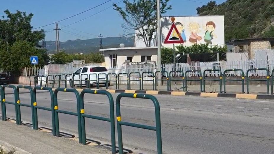 Kalonte rrugën për në shkollë, makina përplas për vdekje një fëmijë në Elbasan