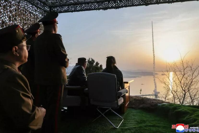 Koreja e Veriut konfirmon testin e raketës balistike, i pranishëm edhe Kim Jong-un