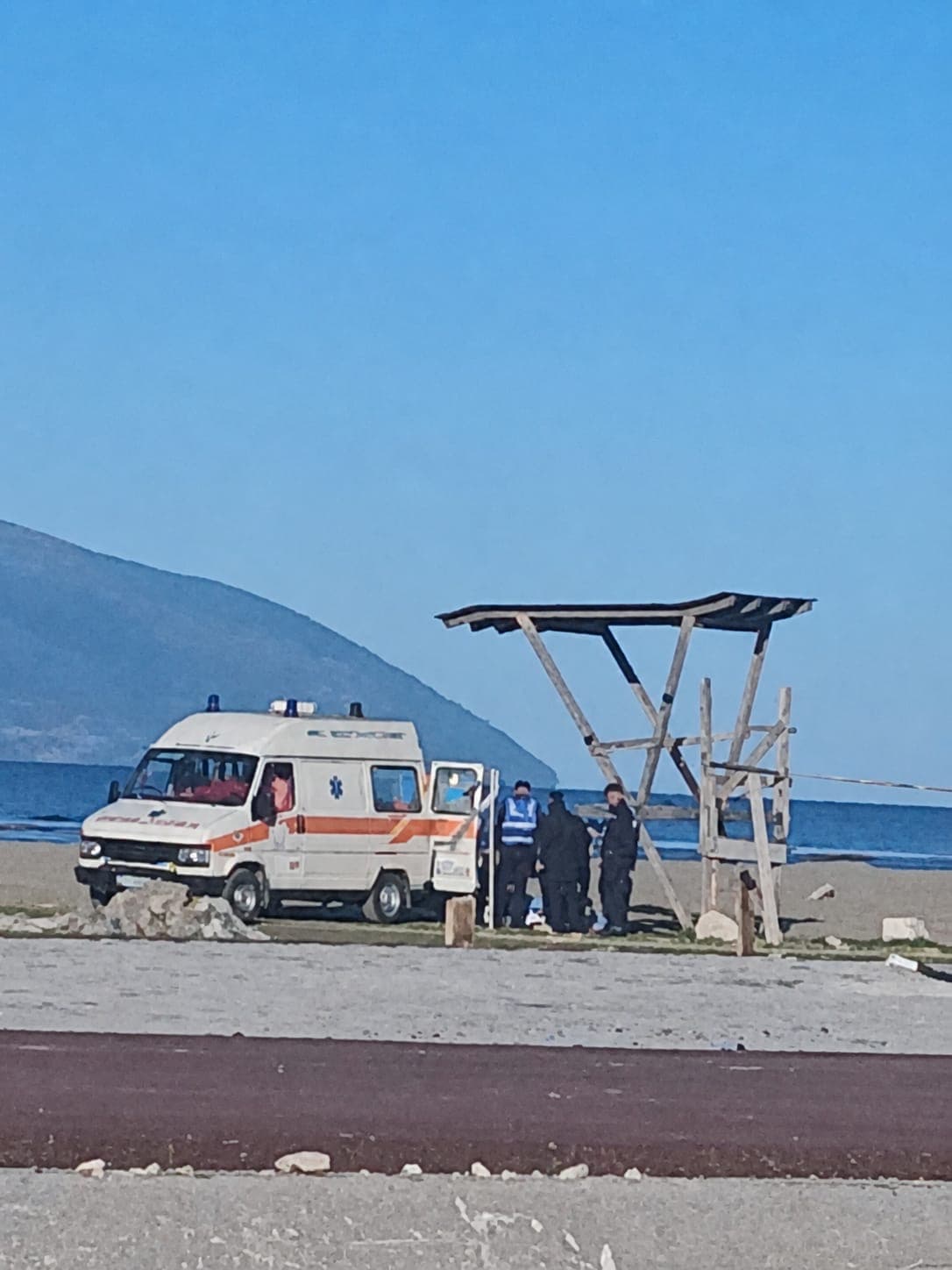 Gjendet një trup i pajetë në plazhin e Vlorës