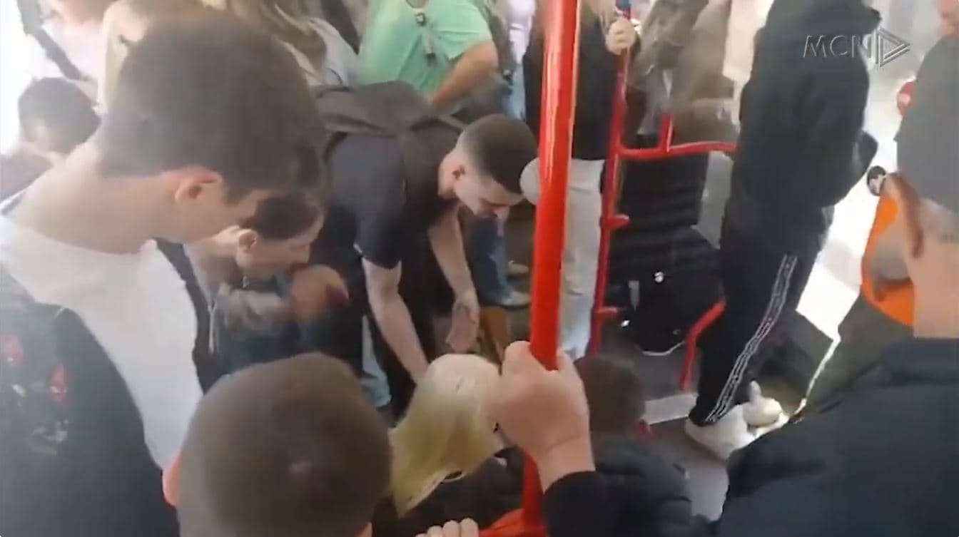 “Humb ndjenjat në autobus”. Mungesa e ajrit dhe e kondicionerëve, shqetësim për qytetarët
