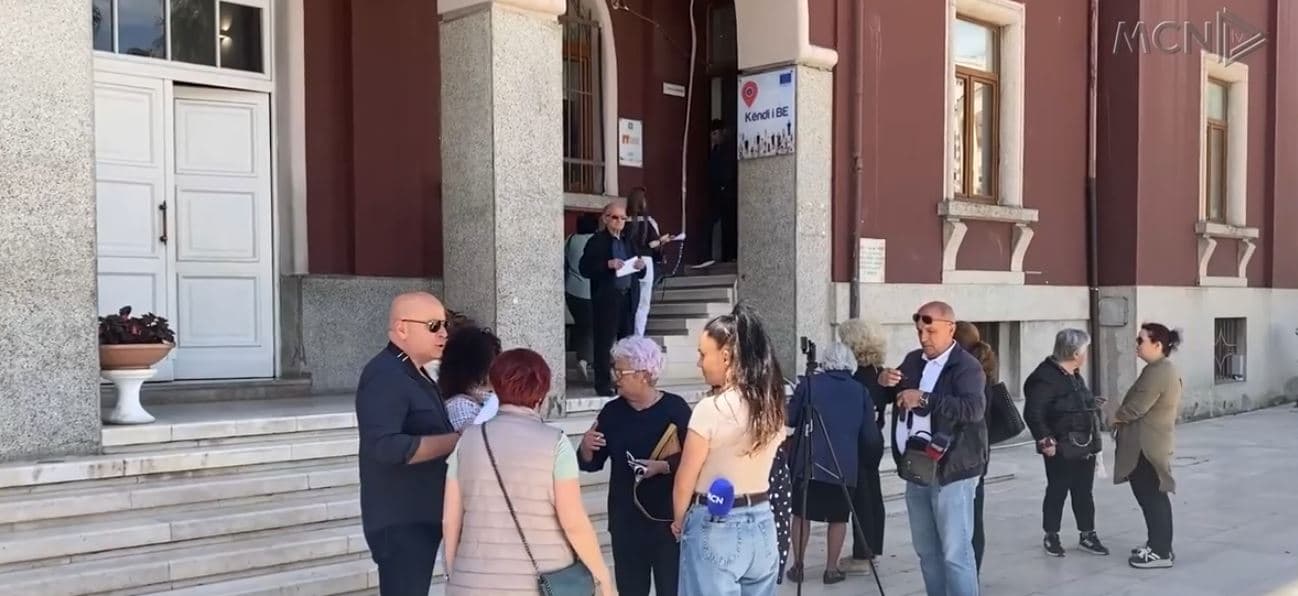 Emiriana Sako nuk i pret në takim/ Projekti TID, banorët: S’ka transparancë, disa objekteve iu ndryshua destinacioni