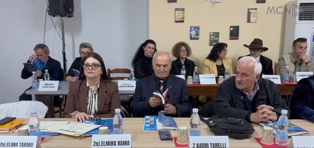“Ngjyra në vargje”/ Edicioni i dytë i konkursit, 52 poetë bëhen bashkë në Lushnjë (VIDEO) 
