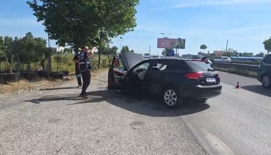 Makina del nga rruga dhe përplaset me pemën në Kolonjë, dëmtohet një grua