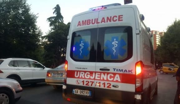 Aksidentohen 2 makina në Tiranë, plagosen 6 fëmijë