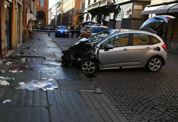 Itali/ Makina përplas këmbësorët në Modena, tetë të plagosur
