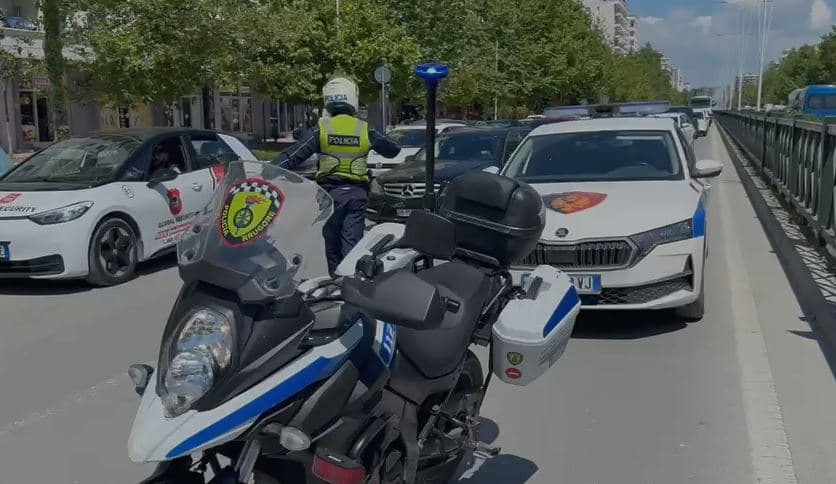 Aksident në Vlorë, makina përplas këmbësoren te vijat e bardha