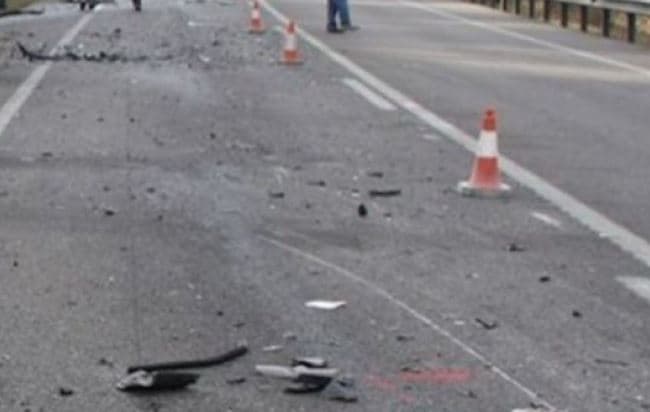 Përplasen dy makina në aksin Elbasan- Cërrik, tre persona të plagosur