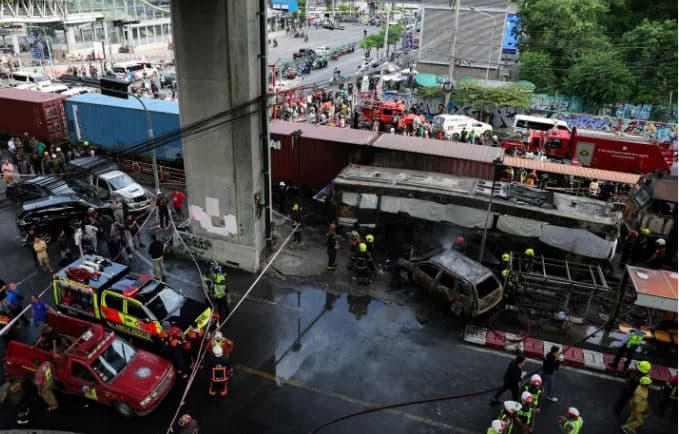 Aksident në Bangkok/ Treni i mallrave përplaset me autobusin, 8 viktima dhe dhjetëra të plagosur