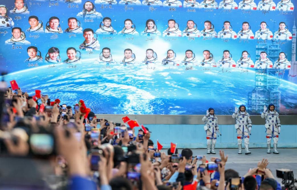 Kina dërgon tre astronautë në mision hapësinor njëvjeçar, synimi ulja në hënë në 2030-ën
