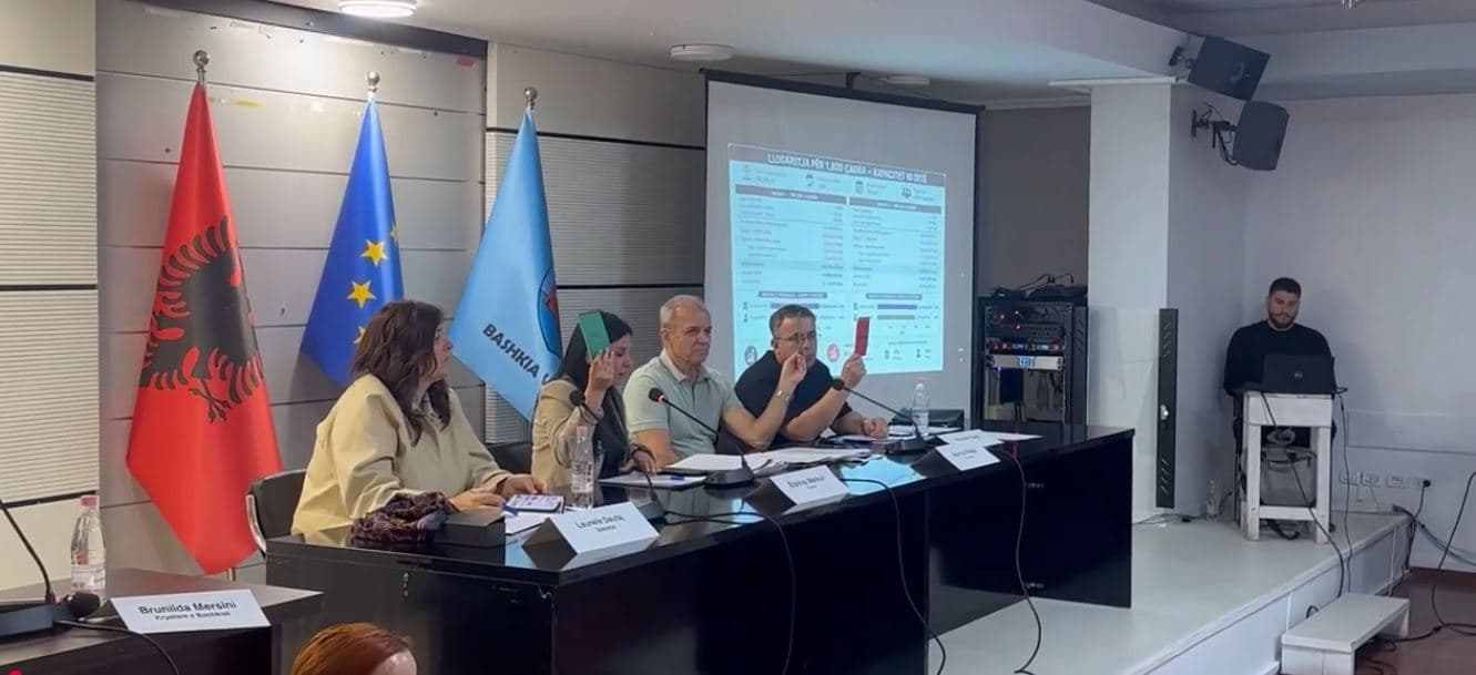 Rriten me 200 lekë tarifat e shezlongeve. Vlorë, socialistët në Këshillin Bashkiak ndryshojnë qëndrim brenda 10 ditësh
