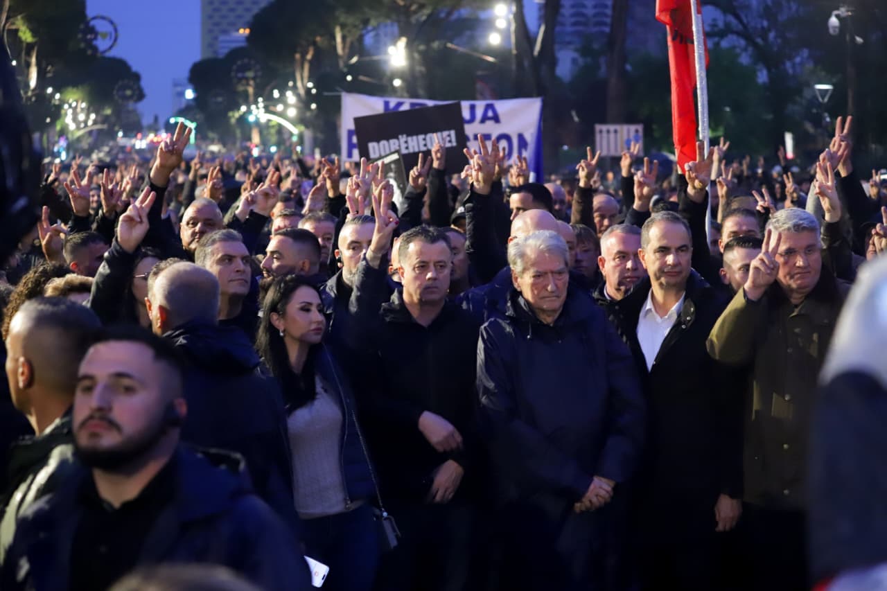 Mes shiut, opozita mban protestën në bulevard