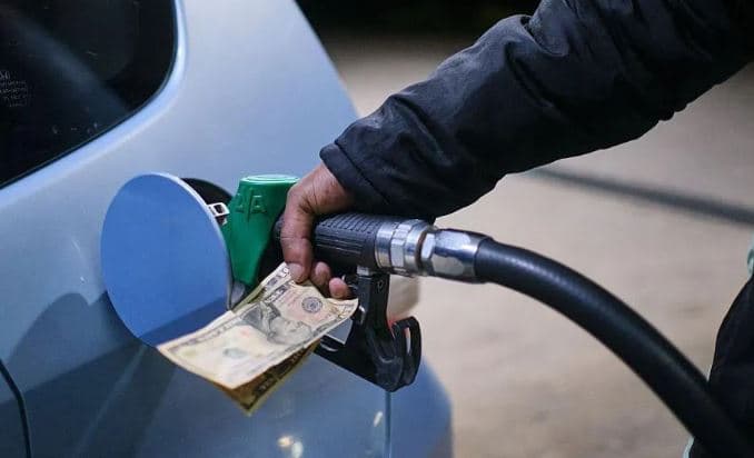 Bordi ul me 3 lekë çmimin e naftës, do të shitet me 198 lekë/litri. Benzina shkon në 185 lekë/litri