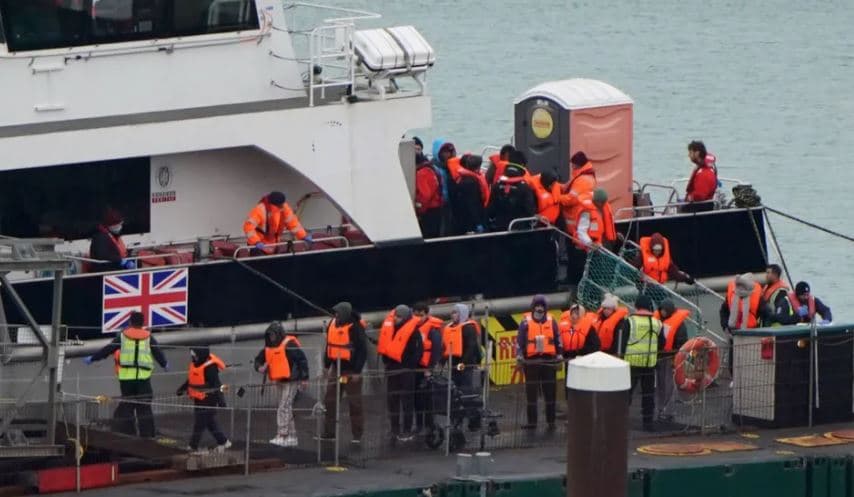 Inteligjenca Artificiale në kufijtë britanikë, nis verifikimi i moshës së emigrantëve