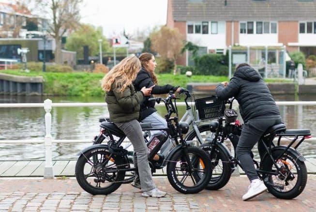Amsterdami ndalon biçikletat elektrike me goma të mëdha