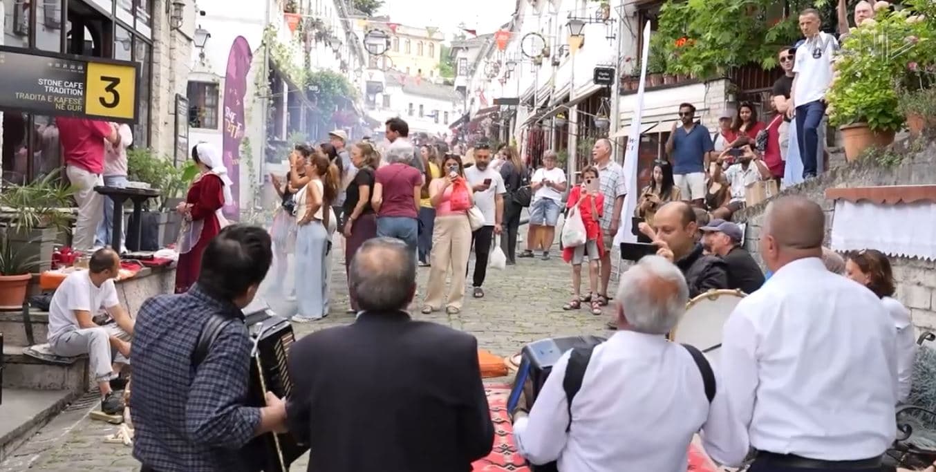 “Festë N’Sokak”/ Gjirokastra promovon kulturën vendase në festival (VIDEO)