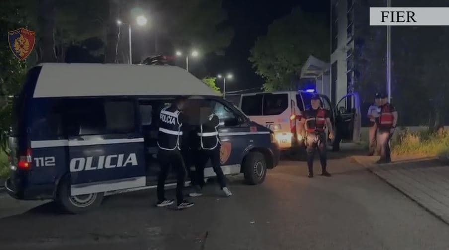 Fier/ Iu gjetën në banesë 2 kallashnikovë e municion luftarak, në pranga 43-vjeçari