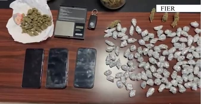 Sekuestrohen kokainë dhe kanabis gati për shitje, arrestohen dy persona në Fier