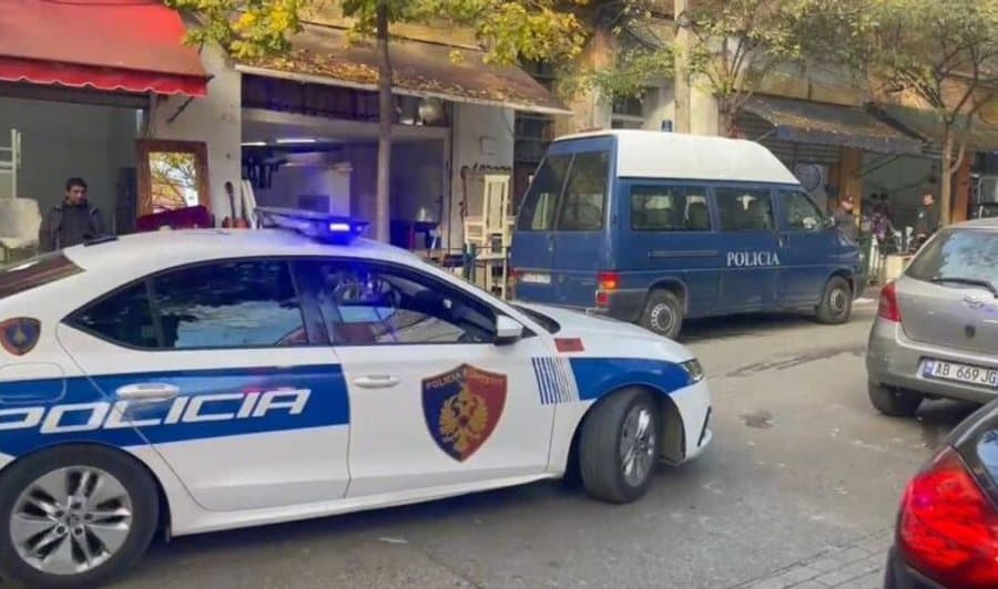Plagoset me armë zjarri një efektiv policie në Tiranë, 30-vjeçari dërgohet me urgjencë në spital