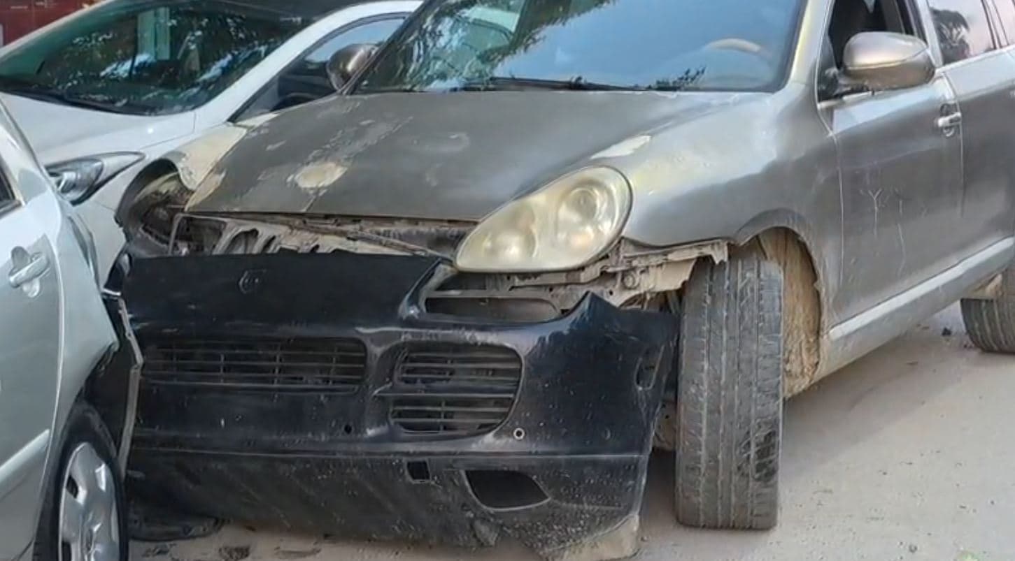 Nuk iu bind patrullës së policisë, drejtuesi i “Porsche”-s përplaset me dy makina të parkuara në Fier 