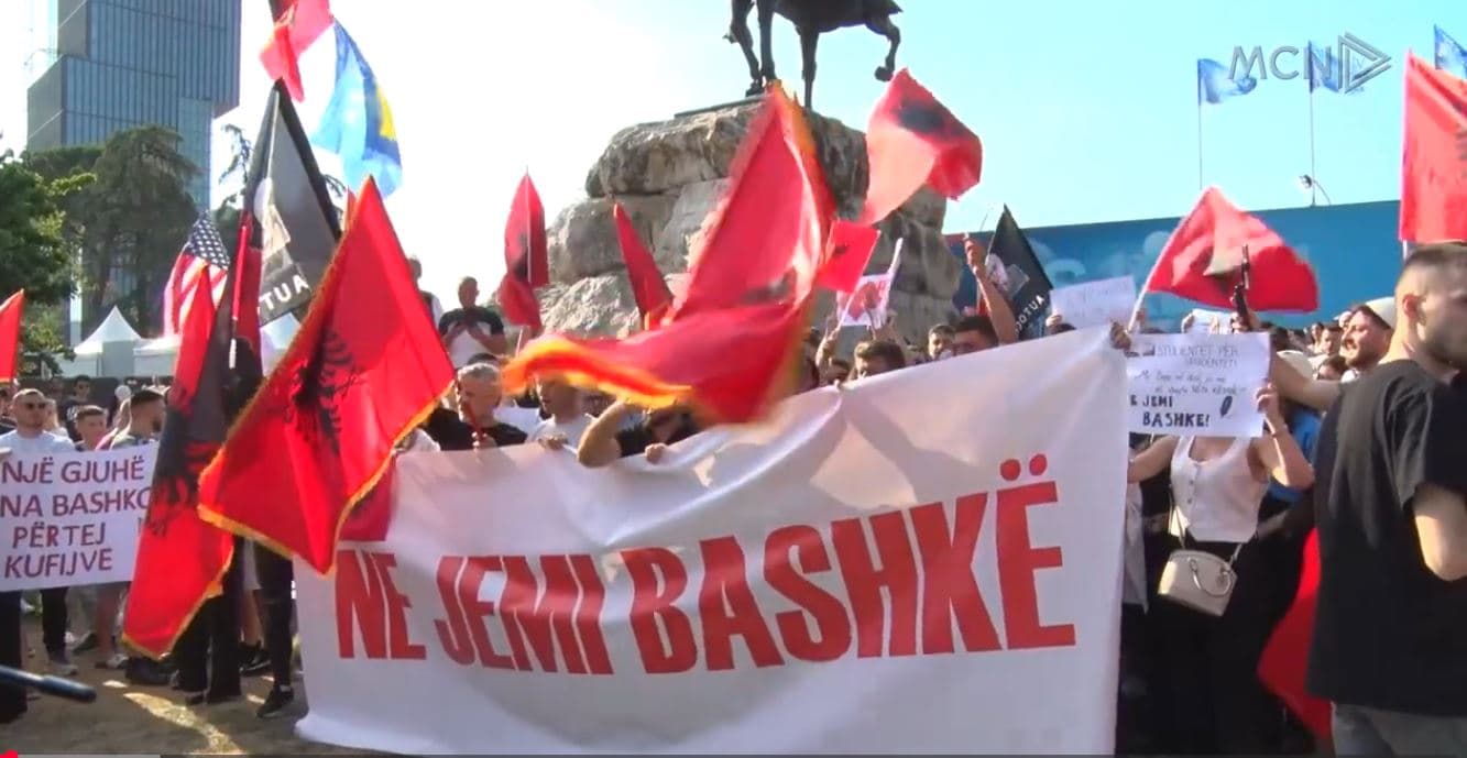 “Gjuha shqipe nuk negociohet”. Tiranë, protestë në mbështetje të studentëve shqiptarë në Shkup