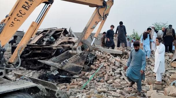 Sulm terrorist në Pakistan/ 12 policë humbin jetën nga shpërthimi i një makine-bombë 