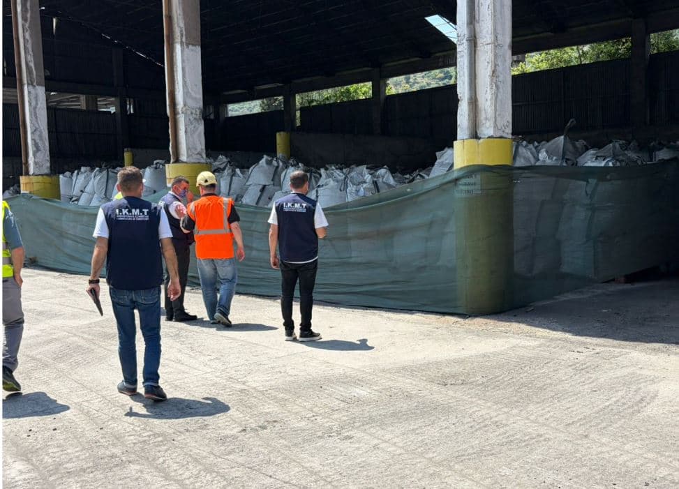Ishin magazinuar 318 ton mbetje të rrezikshme, IKMT gjobit dhe pezullon “Albchrome” në Elbasan (VIDEO)