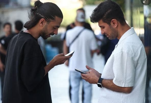 Irani rikthen internetin pas 88 ditësh ndërprerje, qytetarët reagojnë me zemërim dhe frikë