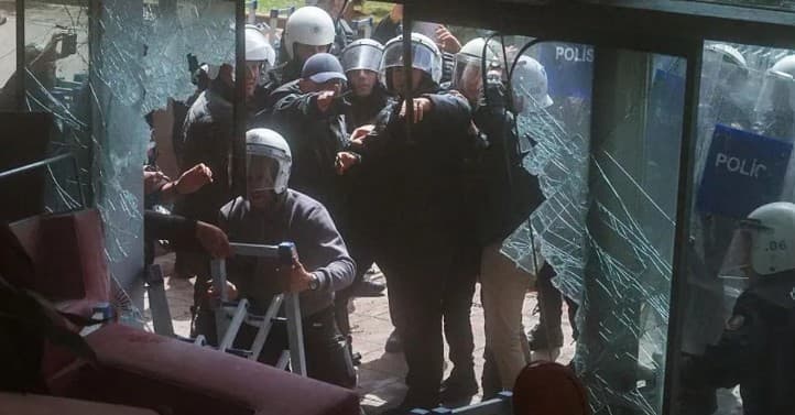 Përplasje të forta në Turqi/ Policia hyn me forcë në selinë e opozitës