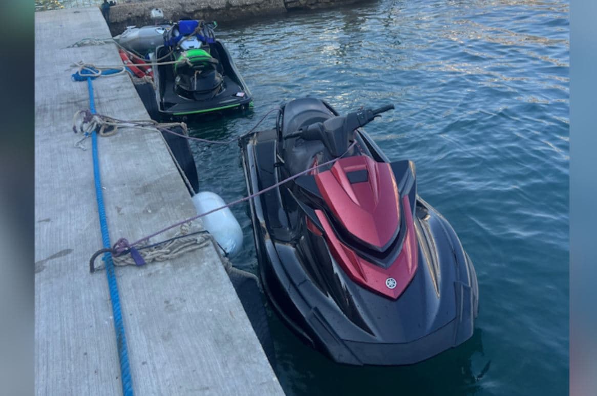 Turistët që po lëviznin me varkë përplasen me jet ski-në në Ksamil/ Dëmtohen disa persona, policia nuk raporton ngjarjen