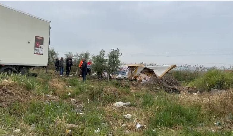 Kamioni përmbyset në rrethrrotullimin e Grabianit, shkak dyshohet lagështia në rrugë