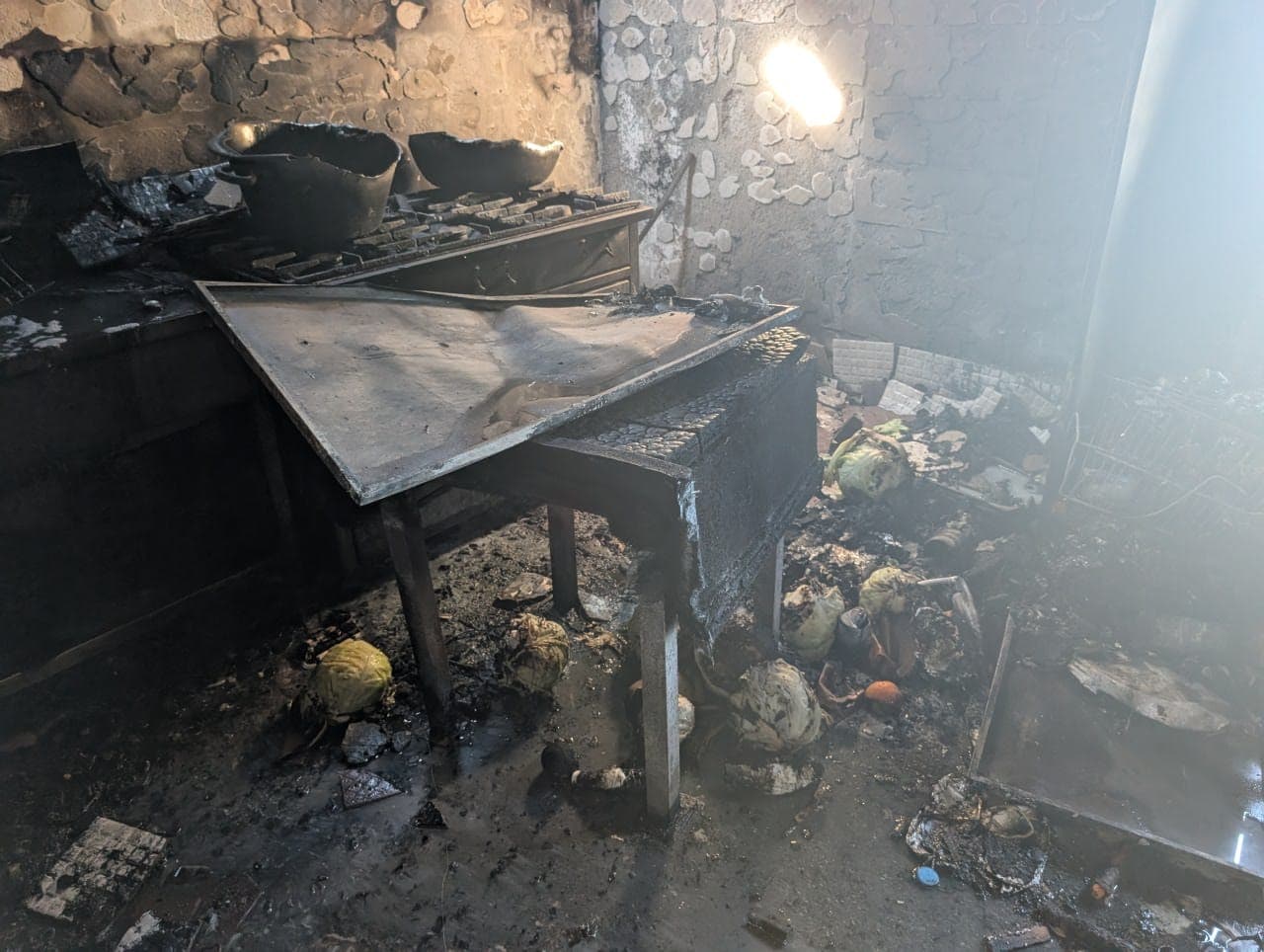 Zjarr në një magazinë në Durrës, humb jetën një 25-vjeçar nga Bangladeshi/ Plagoset edhe një i ri nga Kenia