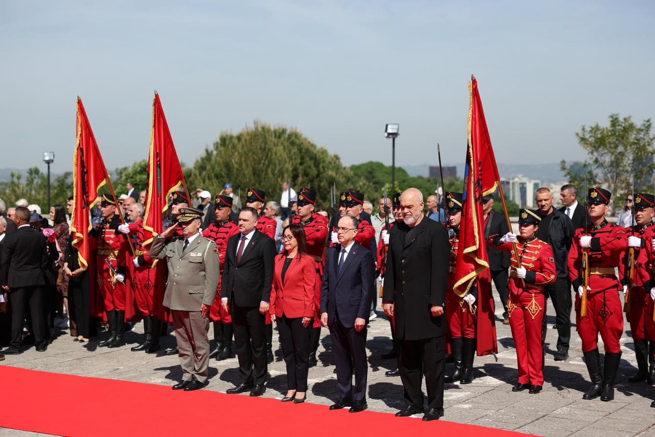 Dita e Dëshmorëve/ Krerët e shtetit homazhe në “Varrezat e Dëshmorëve”