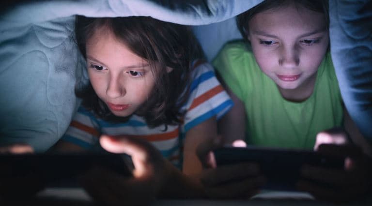 SHBA/ Alarm për përdorimin e tepërt të ekraneve tek fëmijët dhe adoleshentët 