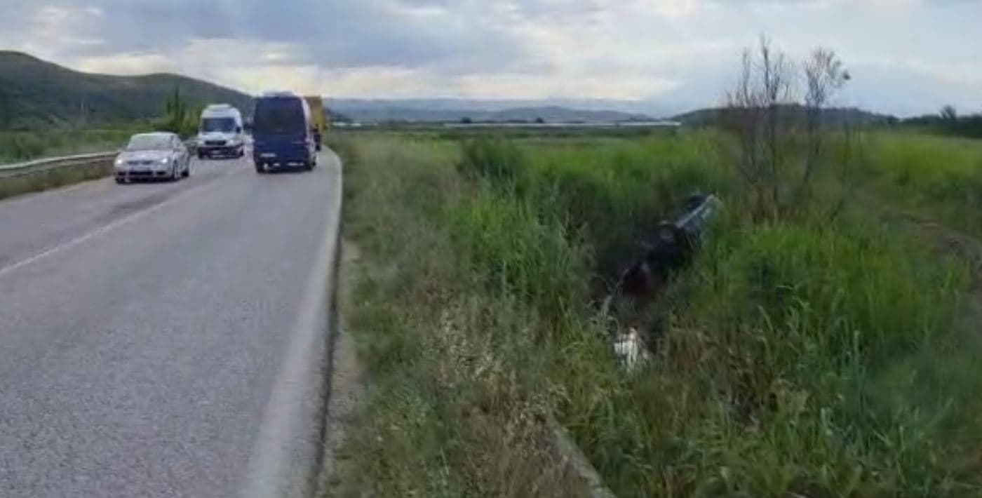 Aksident në aksin Lushnjë-Berat/ Makina me targa bullgare përmbyset në Kashtëbardhë
