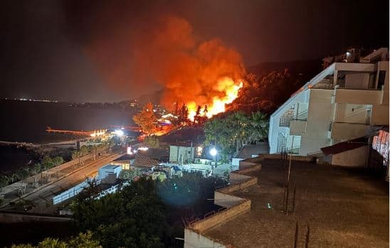 Zjarri shkrumbon beach barin në Radhimë, dyshohet për zjarrvënie