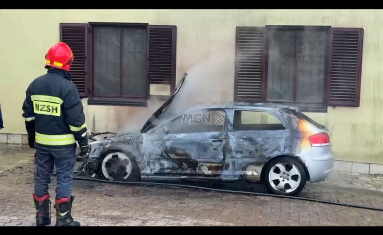     Digjet një makinë në oborrin e Dioqezës së Lezhës (VIDEO)