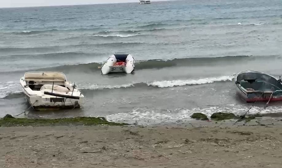 Mot i keq në Vlorë, ndalohet lundrimi i mjeteve të vogla dhe peshkimit në det