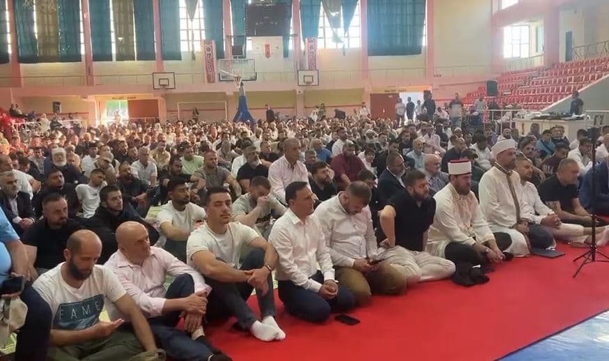 Kurban Bajrami kremtohet në mbarë vendin, mijëra besimtarë myslimanë bashkohen në lutje dhe mesazhe paqeje