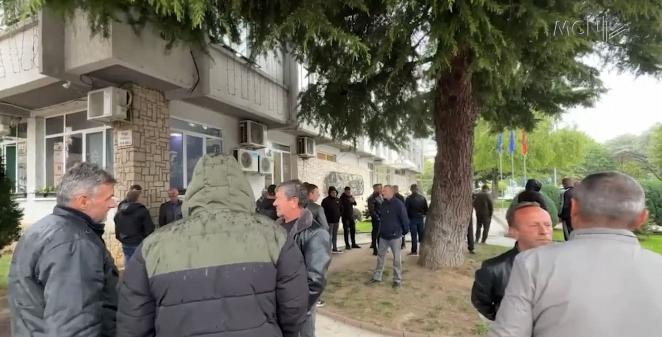U ndalohet peshkimi me rrjeta.Pogradec, peshkatarët në protestë: S’kemi burime të tjera të ardhurash