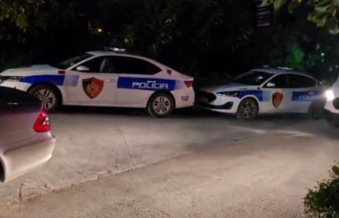 Efektivi plagoset në Korçë, kamarieri i dyshuar për drogë përplas makinën e policisë, në kërkim pronari i lokalit