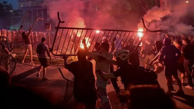 Dhunë dhe përleshje në Beograd, studentët në protestë masive
