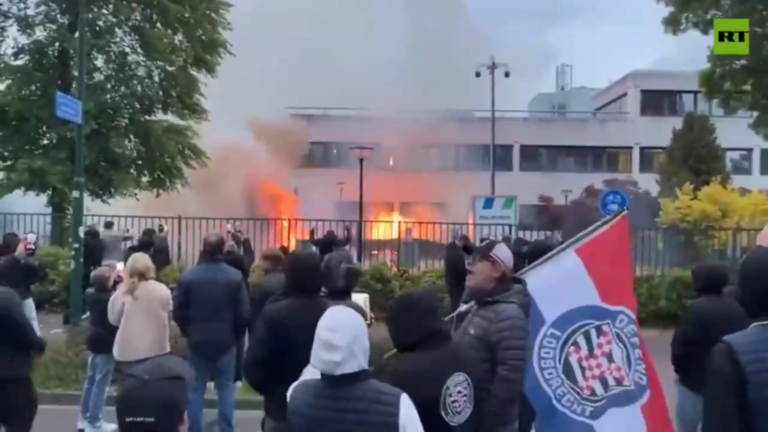 Protestë kundër emigrantëve në Holandë, i vihet flaka një qendre për azilkërkuesit