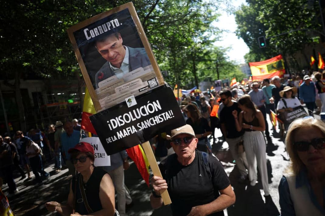 Mijëra persona marshojnë në Madrid, kërkojnë dorëheqjen e Kryeministrit Sanchez